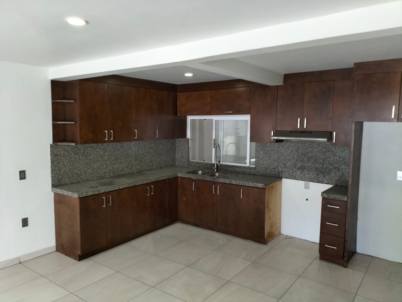 SE RENTA GRAN CASA EN SANTA LUCIA